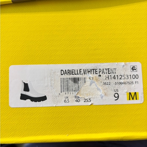 Circus by Sam Edelman Darielle White and Black Chelsea Boots - Picture 2 of 8